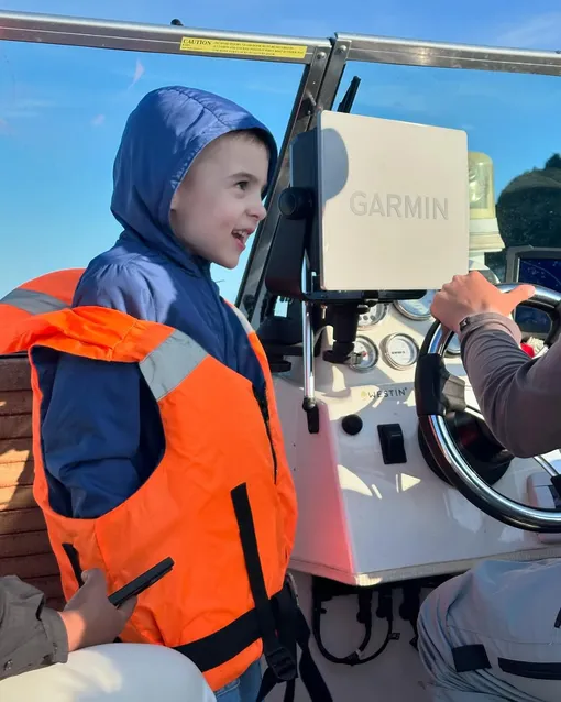 Сын Ольги Сутуловой заинтересовался работой рулевого