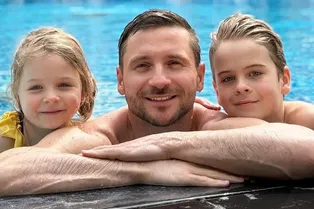 Сергей Лазарев показал, как его дочь и сын кормили лошадей на ферме: трогательное видео