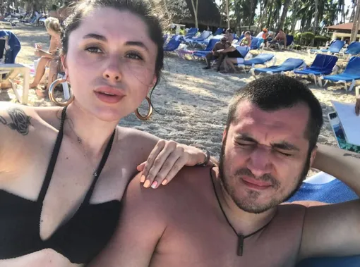 Ева Карицкая с Пашей Техником на пляже