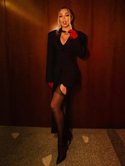 Анна Седокова выбрала ультракороткое платье для светского мероприятия