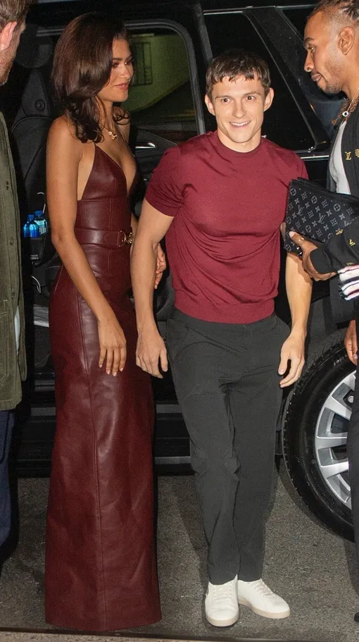 Зендая и Том Холланд у ресторана в Нью-Йорке