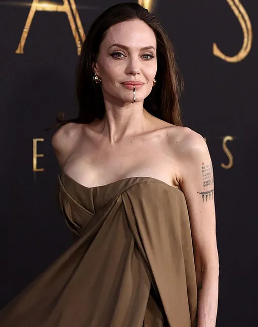 Анджелина Джоли на премьере в 2021 году Анджелина Джоли на премьере в 2021 году