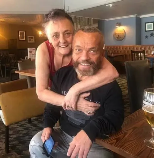 Пол Грант с возлюбленной у себя дома Пол Грант с возлюбленной у себя дома