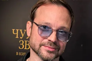 «Меня ставили в угол, но я так не делаю»: Алексей Чадов на премьере рассказал о воспитании сына от Агнии Дитковските «Меня ставили в угол, но я так не делаю»: Алексей Чадов на премьере рассказал о воспитании сына от Агнии Дитковските