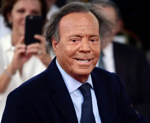 Хулио Иглесиас ответил на обвинения в изнасилованиях домработницы и физиотерапевта