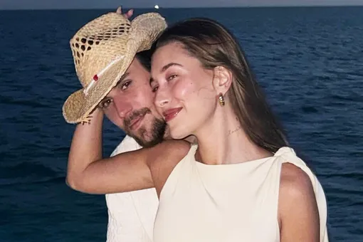 Хейли Бибер показала фигуру в мини и мужа на курорте Хейли Бибер показала фигуру в мини и мужа на курорте