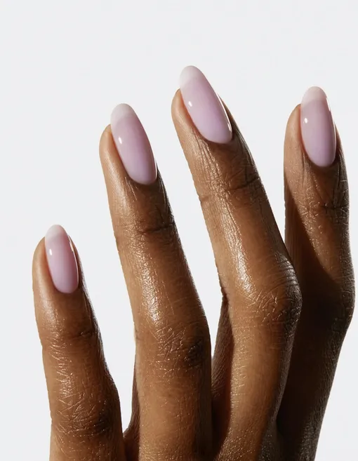 Маникюр в полупрозрачном пурпурном цвете красиво подчеркивает загар