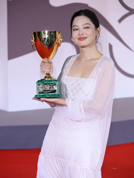 Синь Чжилэй на закрытии