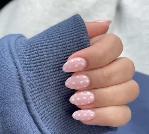 Модный маникюр весны 2026 — это нежность и игривость в одном флаконе