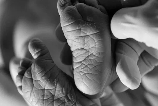 Александр Петров показал ножки новорожденного