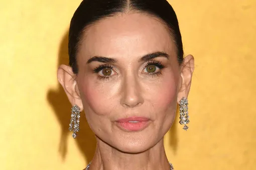 «Хрупкая, еле стоит»: Деми Мур в платье с высоким разрезом на красной дорожке шокировала блогеров «Хрупкая, еле стоит»: Деми Мур в платье с высоким разрезом на красной дорожке шокировала блогеров