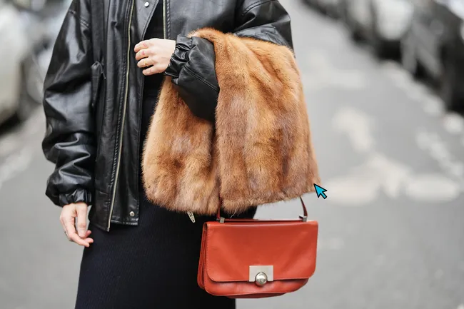 Добавить этот аксессуар из меха — простой способ сделать образ «дорогим»