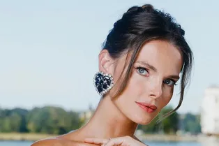 «Шутки про высокое давление уже были»: Елизавета Боярская опубликовала свой черно-белый портрет в день 40-летия