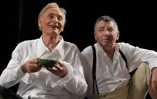 Василий Лановой и Анатолий Меньщиков в спектакле «Фредерик, или Бульвар преступлений» в Театре имени Вахтангова Василий Лановой и Анатолий Меньщиков в спектакле «Фредерик, или Бульвар преступлений» в Театре имени Вахтангова