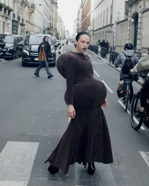 Катя IOWA на улицах Парижа