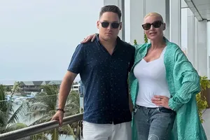 «Я прилетела на Мальдивы вопреки козням»: Анастасия Волочкова на курорте снялась в обнимку со своим директором «Я прилетела на Мальдивы вопреки козням»: Анастасия Волочкова на курорте снялась в обнимку со своим директором
