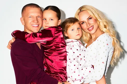 «Адриана плакала от звуков взрывов»: Ханна и Пашу с дочерьми оказалась под ракетными обстрелами в Дубае «Адриана плакала от звуков взрывов»: Ханна и Пашу с дочерьми оказалась под ракетными обстрелами в Дубае