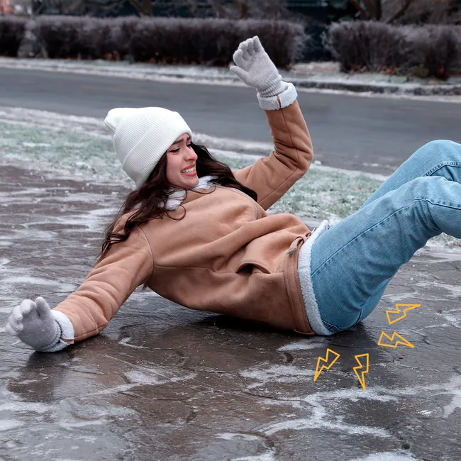 Как правильно падать в гололед, чтобы не получить сильный ушиб или даже перелом: инструкция от травматолога