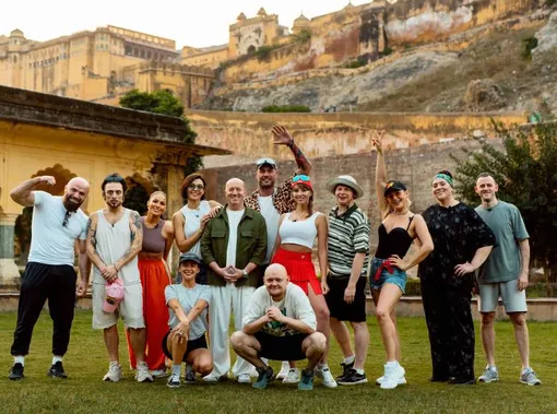 Сергей Бурунов и участники детективного шоу «Тайный миллионер»