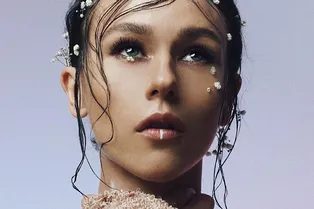 «Захватывает дух»: обнаженная Катя IOWA снялась в целлофане и глине