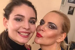 «Ей явно не больше 30»: дочь Алены Яковлевой нежно поздравила ее с днем рождения «Ей явно не больше 30»: дочь Алены Яковлевой нежно поздравила ее с днем рождения