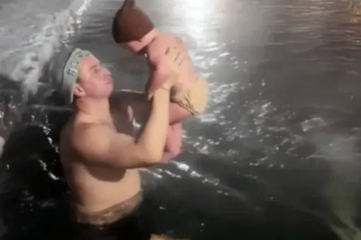 Мужчина окунул плачущего годовалого сына в прорубь в 30-градусный мороз в Сургуте Мужчина окунул плачущего годовалого сына в прорубь в 30-градусный мороз в Сургуте