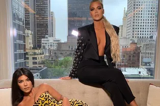 Хлои Кардашьян «забыла» надеть блузку для совместной фотосессии с сестрой Кортни Хлои Кардашьян «забыла» надеть блузку для совместной фотосессии с сестрой Кортни