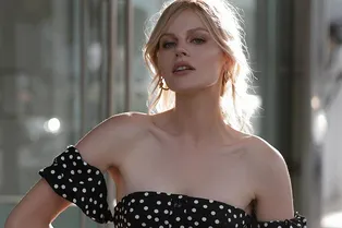 Звезда «Полицейского с Рублёвки» засветила грудь в секси-платье без белья Звезда «Полицейского с Рублёвки» засветила грудь в секси-платье без белья