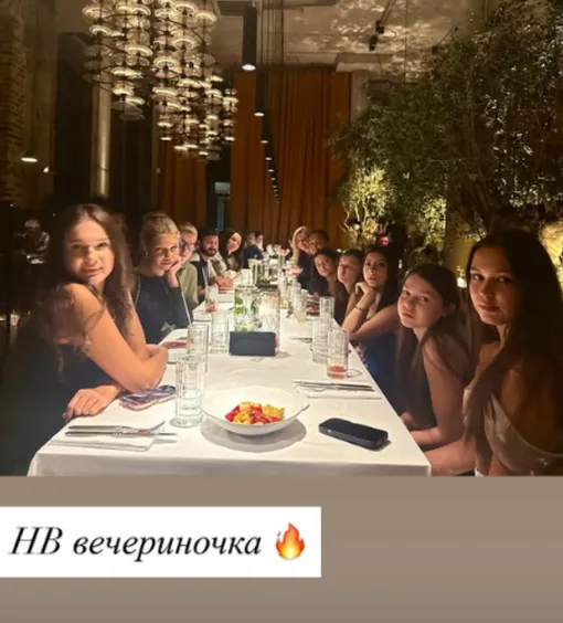 Эстелла с подругами в ресторане Эстелла с подругами в ресторане