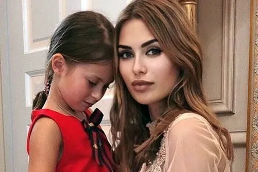 Звезда в бикини: Виктория Боня с 8-летней дочерью позагорали на пляже в Монако Звезда в бикини: Виктория Боня с 8-летней дочерью позагорали на пляже в Монако