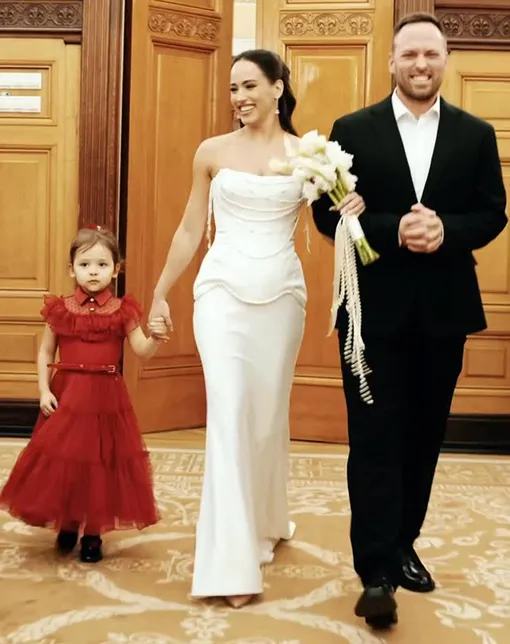 Вера Бондарева и Алексей Столяров с дочерью Миланой в загсе