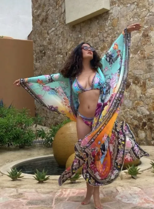 Сальма Хайек надела яркое бикини Сальма Хайек надела яркое бикини