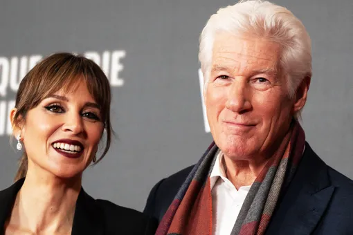 Ричард Гир в элегантном наряде вместе с молодой женой появился на премьере в Испании