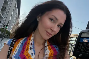 Анна Заворотнюк снялась в купальнике на пляже в Дубае через 8 месяцев после родов