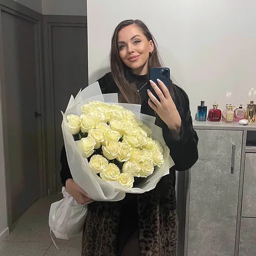 Ольга Рапунцель принимает ухаживания поклонника Ольга Рапунцель принимает ухаживания поклонника