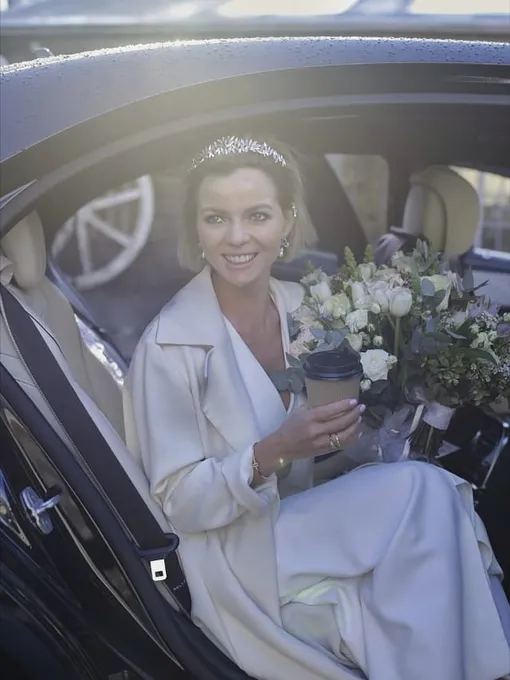 Елена Николаева в свадебном наряде