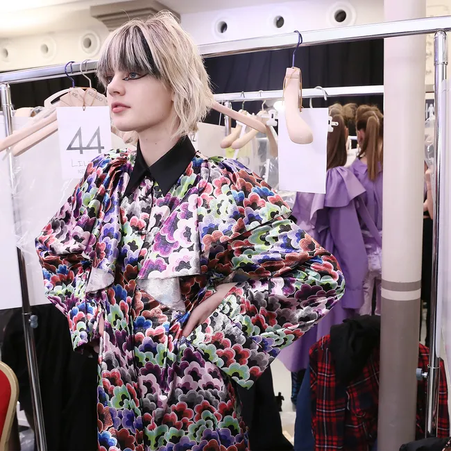 «Некоторые выходят на подиум буквально на булавках»: как люксовые бренды готовят свои фэшн-шоу