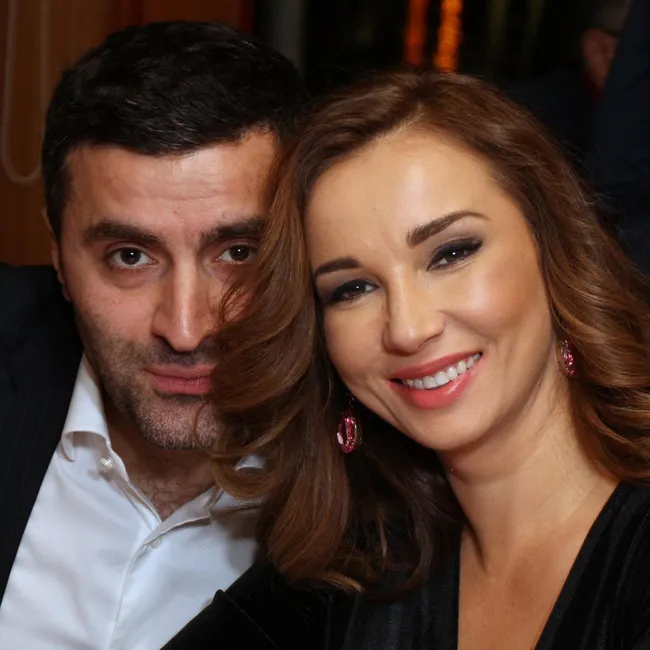 Әйелінің ебіліп жатқаны және күйеуінің сүйгені түсірілген секс видеосы