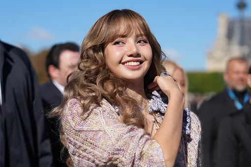 Лалиса из Blackpink показала более легкий вариант челки-шторки Лалиса из Blackpink показала более легкий вариант челки-шторки