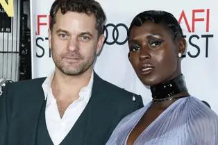 «Непримиримые противоречия»: звезда сериала «Анна Болейн» Джоди Тернер-Смит подала на развод с Джошуа Джексоном «Непримиримые противоречия»: звезда сериала «Анна Болейн» Джоди Тернер-Смит подала на развод с Джошуа Джексоном