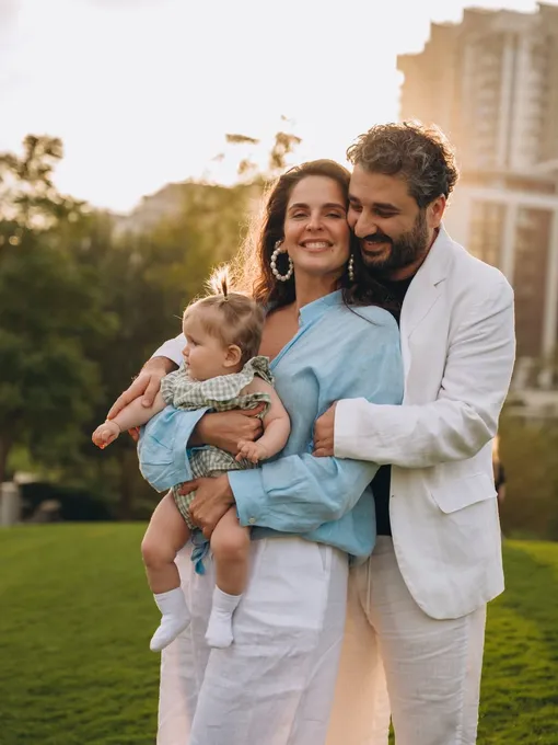 Супруги с младшей дочерью