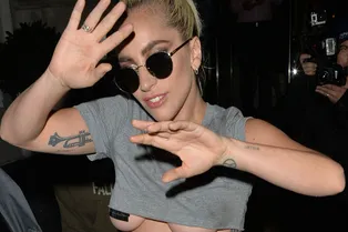 Свобода и кураж: Леди Гага едва прикрыла грудь и попу для ночного выхода в клуб Свобода и кураж: Леди Гага едва прикрыла грудь и попу для ночного выхода в клуб