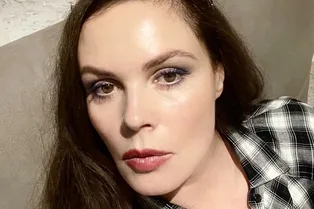 «Люблю Мэрилин Монро»: звезда Первого канала Екатерина Андреева снялась в черных трусиках и прозрачной юбке