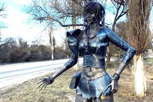 «Проститутка Олечка»: на трассе под Белгородом появился странный памятник