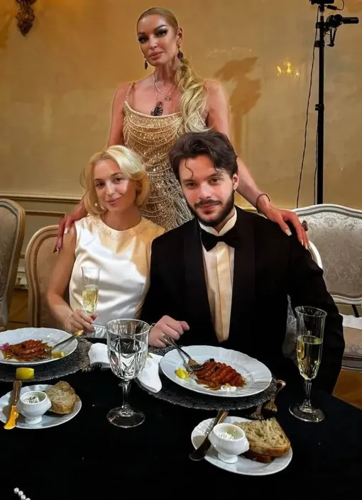 Анастасия Волочкова с дочерью и ее мужем