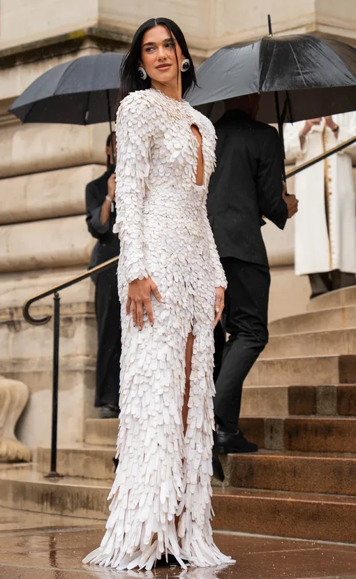 Дуа Липа в образе total white