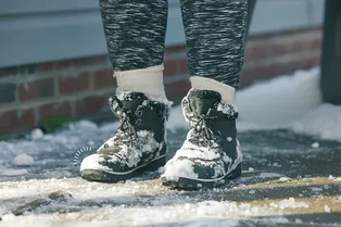 Как отчистить противогололедный реагент с одежды и обуви Как отчистить противогололедный реагент с одежды и обуви