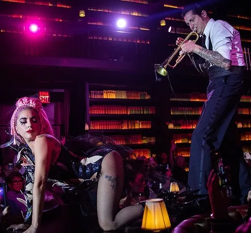 Исполнительница не сдерживала себя