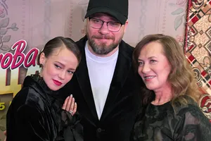 «Я люблю ее за то, что она родила мне жену»: Гарик Харламов впервые появился на публике с Катериной Ковальчук и тещей