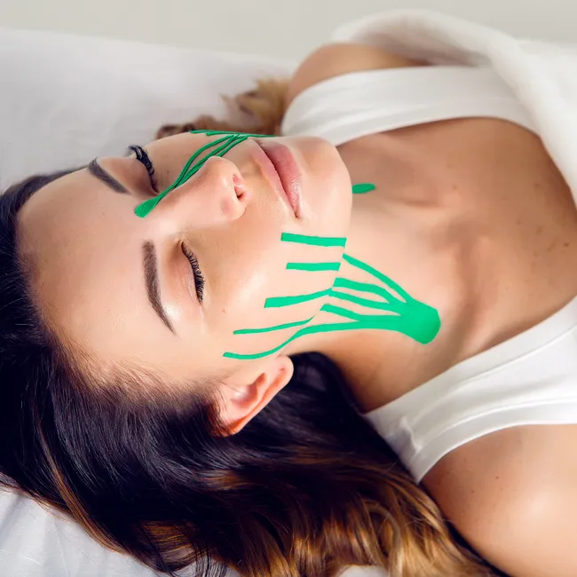 Тейпирование лица: можно ли омолодиться с помощью пластырей?